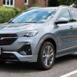 Buick, aunque menos popular en algunos mercados, se ha ganado un lugar destacado en las listas de fiabilidad gracias a su enfoque en la seguridad. Según Consumer Reports, Buick se encuentra entre las marcas más confiables, con vehículos que incluyen características de seguridad avanzadas como frenado automático de emergencia, asistencia para mantenerse en el carril y sistemas de bolsas de aire inteligentes.

Además, los coches Buick son conocidos por su confort en la conducción, lo que los convierte en una excelente opción para familias que buscan un vehículo confiable para recorridos largos y cómodos. Aunque la marca no es la más económica, su excelente rendimiento y seguridad justifican el coste.