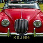 Los vehículos Jaguar son aclamados por su diseño elegante y su rendimiento excepcional. Con una línea de sedanes y SUV de lujo, la marca ha logrado mantener una imagen de sofisticación. Sin embargo, los problemas de fiabilidad son comunes, con propietarios que a menudo reportan fallos mecánicos y de software. La tendencia de la marca a priorizar el estilo sobre la durabilidad significa que muchos vehículos requieren reparaciones frecuentes y, en ocasiones, costosas. Las piezas son caras y la mano de obra especializada aún más, lo que puede convertir a un Jaguar en una elección arriesgada para los que buscan fiabilidad a largo plazo.