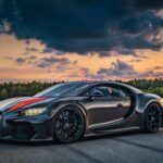 El Bugatti Chiron Super Sport 300+ no solo es uno de los coches más bonitos jamás fabricados, sino que también rompió récords. En 2019, este hiperauto fue el primer coche en superar los 300 mph (480 km/h). Con solo 30 unidades producidas, el Chiron 300+ es un tributo a la búsqueda de la perfección en el mundo de la velocidad. Su diseño aerodinámico y su motor W16 quad-turboalimentado lo convierten en una obra maestra tecnológica.