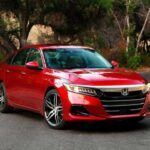 El Honda Accord Híbrido 2022 es uno de los sedanes más populares en el mercado de híbridos, gracias a su alto rendimiento, fiabilidad y confort. Con una puntuación de 8,4/10 en retención de valor, el modelo pierde solo el 40,7% de su valor después de cinco años y 60,000 millas. Su precio original era de $27,720, y ahora se encuentra en el mercado de usados entre $23,009 y $34,001.