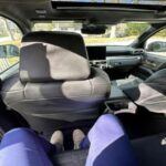 Aunque Toyota ha hecho grandes avances en la comodidad y la calidad del interior, sus asientos traseros suelen ser algo estrechos, especialmente en modelos más pequeños y compactos. Aunque es suficiente para trayectos cortos, los viajes largos pueden ser incómodos para los pasajeros traseros, que se verán algo apretados si son adultos de estatura media o grande.