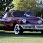 El Tucker 48, un coche diseñado por Preston Tucker en 1948, es famoso por su radicalidad y la complejidad de su ingeniería. Entre sus innovaciones más notables estaba el faro central 