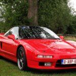 El Honda NSX es uno de los deportivos más importantes y subestimados de todos los tiempos. Con un chasis de aluminio revolucionario, el NSX fue un modelo que superó las expectativas de muchos. Su motor V6 VTEC de 3.0 litros, que entregaba 270 CV, no solo era potente, sino que ofrecía una conducción que rivalizaba con la de los Ferrari, pero con una fiabilidad que los coches italianos de la época no podían igualar. Su diseño es limpio y funcional, con una cabina que permite una visibilidad perfecta y una ergonomía excelente. El NSX se destacó como el primer superdeportivo japonés que no solo era rápido, sino también fácil de conducir y fiable en el día a día.