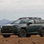 El Toyota RAV4 es uno de los modelos más populares de la marca y también uno de los mejores en cuanto a espacio de carga. Con 37.8 pies cúbicos, el RAV4 ofrece un espacio de almacenamiento considerable para un SUV compacto, ideal para viajes largos o para quienes necesiten un maletero amplio para el día a día.