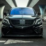 Mercedes-Benz es la esencia del lujo y el prestigio, pero no siempre es la mejor opción para los jubilados. Si bien los vehículos Mercedes-Benz son conocidos por su calidad y diseño, su depreciación es considerable. Esto significa que, aunque el vehículo pueda ofrecer una experiencia premium al principio, su valor se reduce drásticamente con el tiempo. Además, los coches de lujo como estos requieren mantenimiento especializado, lo que puede resultar costoso. Si los jubilados buscan un automóvil fiable y económico, un Mercedes-Benz podría no ser la opción más adecuada, especialmente si se considera la necesidad de un mantenimiento constante y los costos de reparación.