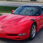 El Chevrolet Corvette ha sido sinónimo de rendimiento y estilo desde su creación en 1953. Si buscas un coche deportivo con un legado legendario, la quinta generación C5, fabricada entre 1997 y 2004, es una opción increíblemente accesible. Con su motor V8 de 5.7 litros que produce hasta 350 caballos de fuerza, el Corvette C5 es capaz de acelerar de 0 a 100 km/h en menos de 5 segundos, lo que lo convierte en un coche extremadamente rápido y divertido de conducir.