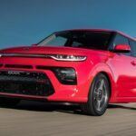 El Kia Soul, con su diseño único y su tamaño compacto, ha sido uno de los modelos más distintivos de Kia en el segmento de los crossover subcompactos. Sin embargo, en 2026, el Soul será eliminado del mercado. Aunque el Soul siempre ha sido una opción alternativa entre los SUV subcompactos y los hatchbacks, su desaparición subraya la tendencia de los fabricantes de vehículos a concentrarse en modelos más tradicionales y populares.