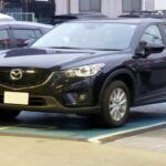 El Mazda CX-50 es un SUV compacto que combina elegancia con un espíritu aventurero. Aunque no es un todoterreno extremo, se presenta como una opción más audaz que el CX-5, abrazando un diseño robusto y elegante. Con un motor turboalimentado de 2.5 litros que produce 256 caballos de fuerza, ofrece una experiencia de conducción ágil y entretenida. Con precios desde $27,550, el CX-50 es perfecto para quienes buscan un SUV compacto con estilo y capacidad para explorar caminos menos convencionales.