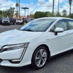 El Honda Clarity Plug-In Hybrid 2025 destaca por su estilo único y su compromiso con la sostenibilidad. Con una autonomía eléctrica que satisface la mayoría de las necesidades de conducción diaria, este modelo también cuenta con un motor de gasolina que extiende su capacidad de recorrido. El Clarity es reconocido por su interior espacioso y su experiencia de conducción suave, lo que lo convierte en una opción ideal para quienes buscan un vehículo cómodo y de bajo impacto ambiental. Además, su diseño moderno y tecnológico lo hace una opción atractiva dentro del segmento de los híbridos enchufables.