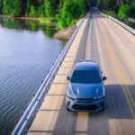 El modelo base del Dodge Hornet, sin híbrido, también lucha por encontrar compradores, con un 26% de su inventario aún en los concesionarios. A casi $32,000, el Hornet se basa en la plataforma del Alfa Romeo Tonale, pero enfrenta una crisis de identidad dentro de la marca Dodge. Los compradores tradicionales de Dodge esperan vehículos de muscle car con V8 y rugidos potentes, no un crossover turboalimentado con raíces italianas. Aunque ofrece un rendimiento decente y características modernas, no cumple con las expectativas de los clientes de la marca, que prefieren vehículos más tradicionales.