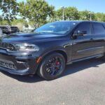 El Dodge Durango SRT Hellcat es un SUV potente y atractivo, ideal para quienes buscan rendimiento y espacio. No obstante, con un motor sobrealimentado de 710 caballos de fuerza, el mantenimiento de este monstruo de potencia puede resultar extremadamente costoso. Los costos de reparaciones de su motor, suspensión y frenos de alto rendimiento superan rápidamente los de otros SUV en su segmento. A esto se suma el precio de los repuestos específicos para su versión SRT, lo que convierte al Durango SRT Hellcat en una opción de alto riesgo financiero si no se cuenta con un presupuesto adecuado para su mantenimiento.