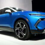 El Chevrolet Equinox EV es una opción compacta y práctica que llega para ofrecer una alternativa accesible en el mercado de los SUV eléctricos. Su diseño moderno y su tecnología avanzada, incluida una interfaz de infoentretenimiento intuitiva, lo convierten en una excelente opción para quienes buscan un coche eléctrico funcional y asequible. Con una autonomía respetable y un precio más accesible que muchos de sus competidores, el Equinox EV es ideal para aquellos que desean sumergirse en el mundo de los vehículos eléctricos sin comprometer demasiado su presupuesto. Además, su tamaño compacto y su interior espacioso lo hacen perfecto para familias o conductores urbanos.