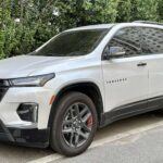 El Chevrolet Traverse 2023 es un SUV espacioso que destaca por su amplio interior, ofreciendo hasta ocho asientos y un área de carga extensa, lo que lo convierte en la opción perfecta para familias numerosas o aquellas que requieren un mayor espacio. Además de su gran capacidad, el Traverse cuenta con características de seguridad avanzada como la alerta de colisión frontal y el asistente de mantenimiento de carril, que aseguran la protección de los ocupantes.