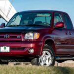 Precio medio usado: $13,217
La Toyota Tundra 2003 sustituyó a la T100 y rápidamente se ganó una reputación por su fiabilidad. Equipado con un motor V6 de 3.4 litros o un V8 de 4.7 litros, la Tundra era capaz de ofrecer una gran capacidad de carga y resistencia a largo plazo. A pesar de que no se trata de un modelo moderno, sigue siendo una excelente opción para quienes buscan una camioneta fiable con transmisión manual. Con precios que rondan los $13,217, la Tundra ofrece una buena relación calidad-precio.