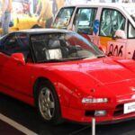 El Honda NSX es, sin duda, uno de los deportivos más revolucionarios de los años 90. Desarrollado con la colaboración de Ayrton Senna, el NSX fue un superdeportivo que combinó rendimiento excepcional y fiabilidad. Su motor V6 de 3.0 litros con tecnología VTEC y su chasis de aluminio le conferían una maniobrabilidad única y una aceleración impresionante. A diferencia de sus competidores europeos, el NSX era práctico para el uso diario, lo que lo convirtió en un coche de alto rendimiento accesible. Su influencia se sigue sintiendo hoy en los diseños de deportivos modernos, y sigue siendo un coche muy codiciado en el mercado de coleccionistas.