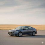 El Honda Accord Hybrid es otro competidor fuerte en la categoría de sedanes híbridos. Con una mezcla perfecta de rendimiento y eficiencia, el Accord Hybrid se destaca por su motor más ágil en comparación con el Camry, lo que lo convierte en una opción más entretenida para aquellos que no quieren renunciar a una conducción dinámica. El motor de Honda tiene la misma fiabilidad legendaria que sus otros modelos, lo que asegura que este híbrido pueda alcanzar una larga vida útil con un mantenimiento mínimo. Con un precio de partida de unos 33,000 dólares, el Accord Hybrid es una opción atractiva para quienes buscan un híbrido divertido de conducir y de bajo mantenimiento.