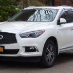 El Infiniti QX60 es un SUV de lujo que ha tenido varios problemas con la transmisión CVT y fallos eléctricos, lo que ha generado quejas sobre su fiabilidad a largo plazo. Los propietarios han reportado fallas en la transmisión y otros problemas eléctricos, lo que a menudo resulta en reparaciones costosas. Las vibraciones en la transmisión y las luces de advertencia son señales de que se avecinan problemas. En lugar de elegir el QX60, los expertos recomiendan opciones más confiables como el Acura MDX o el Lexus RX, que ofrecen un lujo superior y una mejor fiabilidad.
