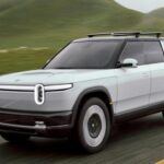 El Rivian R2 es un SUV eléctrico que está comenzando a llamar la atención. Con un tamaño adecuado, un precio competitivo y una estética atractiva, el Rivian R2 promete ser un fuerte contendiente en el segmento de los SUVs eléctricos. A pesar de ser un nuevo jugador en la industria, Rivian ha demostrado tener la capacidad de crear vehículos eléctricos de calidad, como lo demuestra su popular Rivian R1T, el primer pick-up totalmente eléctrico del mercado. El R2 busca ampliar la oferta de la marca, manteniendo la promesa de lujo y sostenibilidad sin el precio elevado que caracteriza a otros vehículos eléctricos.