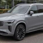 El Volvo XC90 es un SUV que destaca por su fiabilidad, seguridad y el diseño escandinavo elegante. Con tres filas de asientos, este modelo es perfecto para aquellos jubilados que viajan con la familia o disfrutan de largos viajes en carretera. Además, su opción híbrida enchufable proporciona eficiencia en combustible, lo que lo convierte en una opción económica y amigable con el medio ambiente. Con características de seguridad excepcionales y una calidad de construcción insuperable, el XC90 es un compañero de viaje confiable y espacioso.