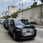 El Audi Q4 E-Tron 2025 es uno de los SUV eléctricos más sofisticados y confiables del mercado. Con una batería de 77 kWh y una autonomía que alcanza 288 millas en su modelo de tracción trasera y 258 millas en el modelo con tracción total, el Q4 E-Tron ofrece un rendimiento impresionante. La eficiencia de combustible también es destacable, con 125 MPGe en ciudad y 104 MPGe en carretera. Aunque los resultados de seguridad no son perfectos, con algunas fallas en las pruebas de choque y sistemas de luces, el Audi Q4 E-Tron sigue siendo una opción confiable y de lujo para quienes buscan un SUV eléctrico con estilo.