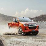 La Isuzu D-Max es una camioneta pickup que se ha ganado una gran popularidad en mercados de África, Sudamérica, Asia y Europa gracias a su fiabilidad y bajo costo de mantenimiento. Aunque no tiene la misma agilidad en dunas que otras camionetas de alta gama, como la Ford F-150 Raptor, la D-Max es conocida por su rendimiento constante y su capacidad de trabajo. Con una versión totalmente eléctrica anunciada para 2026, la D-Max está evolucionando para mantenerse competitiva en el segmento global de camionetas.