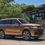 El Lincoln Navigator, conocido por su lujo y tamaño, es otro SUV de alta gama que aparece en las listas de vehículos con altos costos de reparación. Al igual que otros modelos grandes, la combinación de hardware y electrónica de lujo del Navigator resulta en reparaciones costosas a medida que el vehículo envejece. Los problemas recurrentes de componentes electrónicos y sistemas complejos afectan la fiabilidad a largo plazo, lo que convierte al Navigator en un SUV que puede seguir drenando las finanzas de sus propietarios mucho después de la compra.