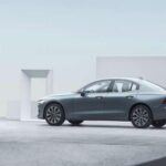 El Volvo S60 es un sedán de lujo que destaca por su ingeniería centrada en la seguridad, con un mantenimiento asequible, especialmente en las versiones no híbridas. Sus motores de cuatro cilindros están diseñados para la eficiencia y durabilidad, lo que significa que los costes de mantenimiento son razonables en comparación con otros vehículos de lujo europeos. Aunque algunos modelos modernos pueden tener componentes electrónicos avanzados que pueden incrementar el coste de reparación, la disponibilidad de mecánicos independientes con experiencia en Volvo ayuda a mantener los precios bajos.