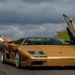 El Lamborghini Diablo es uno de los superdeportivos más emblemáticos de Italia. Durante los años 90, los compradores estadounidenses rápidamente se hicieron con varios modelos, atraídos por su potencia y diseño espectacular. Sin embargo, la versión modificada por el taller alemán Strosek generó controversia. Con una estética aún más agresiva y ajustes aerodinámicos personalizados, el Diablo Strosek fue muy problemático para cumplir con los requisitos de seguridad y homologación de vehículos en los EE. UU. Estas modificaciones no fueron aprobadas por las autoridades y, por lo tanto, el modelo nunca pudo ser legalizado para su circulación en las carreteras estadounidenses.