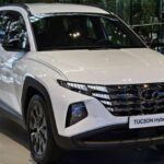 El Hyundai Tucson Hybrid 2023 combina eficiencia con un diseño moderno y elegante. Con un motor turboalimentado de 1.6 litros y un motor eléctrico que genera un total de 226 caballos de fuerza, este SUV logra un rendimiento de 37 mpg combinado, lo que lo convierte en una excelente opción ecológica para familias.