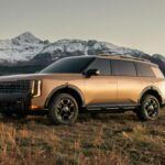 El Kia Telluride 2027 lleva el concepto de SUV familiar a un nuevo nivel, con un estilo más audaz y componentes más robustos. Kia promete mejorar el diseño y la funcionalidad, con más espacio para las piernas en las tres filas de asientos y un mayor espacio de carga. La versión deportiva X-Line y la más aventurera X-Pro ampliarán las opciones para los conductores que busquen algo más robusto.