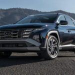 El Hyundai Tucson 2026 es uno de los SUV más asequibles y completos del mercado. Con un precio inicial de $29,200, ofrece una excelente relación calidad-precio al incluir tecnología de vanguardia como pantallas digitales, paquetes de asistencia al conductor y un interior con confort digno de vehículos más caros. Su garantía de 10 años o 160,000 kilómetros subraya la confianza de Hyundai en la fiabilidad del Tucson. Este modelo es ideal para quienes buscan un SUV con excelente equipamiento, eficiencia de combustible y bajo costo de mantenimiento.