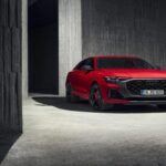 El Audi RS Q8 2025 es el SUV más caro y potente de la marca. Con un motor V8 biturbo de 4.0 litros que entrega 631 caballos de fuerza, el RS Q8 es capaz de alcanzar los 100 km/h en 3.4 segundos, lo que lo convierte en uno de los SUVs más rápidos del mercado. A pesar de su tamaño, el RS Q8 ofrece una conducción ágil y cómoda, gracias a su suspensión neumática adaptativa y su tracción total quattro. Además, cuenta con un interior de lujo, con detalles como faros LED de diseño HD Matrix, asientos ventilados y un sistema de sonido Bang & Olufsen.