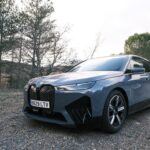 BMW está listos para dar el siguiente paso con su X5 Eléctrico iX50, que se espera que llegue a EE. UU. en 2026. Este SUV de lujo ofrecerá una combinación de tecnología de punta, un interior de alta gama y una autonomía extendida que lo hace perfecto para viajes largos. La versión eléctrica del X5 también marcará el compromiso de BMW con los vehículos eléctricos, junto con otros lanzamientos que incluirán versiones con combustible de hidrógeno, lo que refleja su enfoque en tecnologías de propulsión sostenibles.