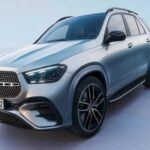 El Mercedes-Benz GLE 2025 es uno de los modelos de lujo más equilibrados, con versiones que van desde el GLE 350 hasta el GLE 63 S AMG, ofreciendo potencias que superan los 600 caballos de fuerza. Su tracción total 4MATIC está disponible en todas las versiones, asegurando un manejo superior en cualquier terreno. Con una calificación de 80 sobre 100 en JD Power, el GLE se posiciona como uno de los SUV más confiables, aunque los costos de mantenimiento son elevados, con $1,194 anuales.