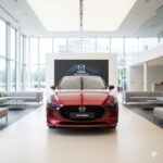 Mazda es una marca que no recibe suficiente crédito. Los modelos como el Mazda3 o el CX-5 son conocidos por su manejo divertido, aunque no renuncian a la practicidad. Mazda se ha destacado por crear autos con una experiencia de conducción deportiva, lo que hace que los desplazamientos diarios sean mucho más emocionantes. Además, tienen un diseño atractivo que podría rivalizar con marcas de lujo, pero a un precio mucho más accesible. El Mazda3 cuesta alrededor de 26,000 dólares, lo que es bastante razonable por un coche que combina estilo, comodidad y fiabilidad.