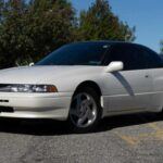 El Subaru SVX fue un coche innovador cuando se lanzó en 1991. Con un diseño futurista de ventanas dentro de otras ventanas, fue creado por el legendario diseñador Giorgetto Giugiaro. Su motor bóxer de 6 cilindros y 3.3 litros generaba 230 caballos de fuerza, lo que lo convertía en un gran turismo cómodo y potente. Además, su tracción total lo hacía ideal para todo tipo de condiciones de conducción, un rasgo característico de Subaru. Aunque no tuvo un gran éxito comercial, el SVX tiene un lugar especial en la historia del diseño automotriz.