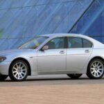 Criticado por su diseño polémico y la complejidad de su electrónica, este Serie 7 de principios de los 2000 fue incomprendido en su día. Hoy, bien mantenido, ofrece lujo de berlina insignia a precio de ganga, motores V8 con carácter y una tecnología que estaba muy adelantada a su época. No es para cualquiera, pero puede ser una compra muy satisfactoria.