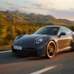 El Porsche 911 es sinónimo de lujo y rendimiento, y es una excelente inversión para los jubilados con un presupuesto mayor. Este deportivo no solo es una joya de ingeniería, sino que también conserva un 83% de su valor, lo que lo convierte en uno de los coches de lujo más rentables. Con un costo de mantenimiento anual de $1,072, el 911 es ideal para aquellos que buscan un coche emocionante y funcional durante sus años dorados, sin que pierda demasiado valor en el proceso.