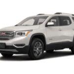 El GMC Acadia 2017, un SUV de tamaño mediano, es conocido por sus problemas mecánicos recurrentes. Entre los fallos más graves están los problemas con el sistema de aire acondicionado, cuya evaporadora puede necesitar ser reemplazada por un costo de entre $1,255 y $1,466. Además, los problemas con el turboalimentador pueden generar gastos adicionales de entre $1,275 y $1,369. Estos problemas de fiabilidad hacen que el Acadia 2017 no sea una opción recomendable para quienes buscan un SUV usado fiable.