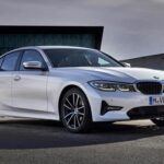 El BMW Serie 3, que suele ser una puerta de entrada a la marca de lujo alemana, también muestra una rotación significativa en sus propietarios. Aunque es un coche atractivo al principio, los propietarios suelen abandonar el modelo después de un año debido a los elevados costos de mantenimiento, seguro y combustible premium. Además, el tamaño y la practicidad de un sedán compacto no son siempre ideales para todos los conductores, lo que hace que muchos opten por cambiarlo por un coche más espacioso o económico. Este cambio rápido en los compradores afecta negativamente la percepción del Serie 3, haciendo que algunos lo consideren más un experimento que una compra a largo plazo.