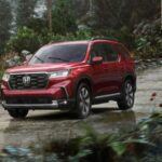 Si necesitas un vehículo con tres filas de asientos pero sin perder el control ni la comodidad de un automóvil más pequeño, el Honda Pilot es la opción perfecta. Su motor V6 ofrece suficiente potencia para incorporarse rápidamente a la carretera, incluso cuando llevas a toda la familia a bordo. Las sillas de capitán en la segunda fila están disponibles y hacen que acceder a la tercera fila sea mucho más fácil, lo que mejora la comodidad y la conveniencia para familias grandes. Ideal para quienes buscan un SUV espacioso, pero que no se siente tan grande como un autobús escolar.