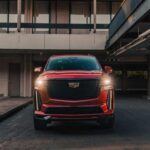El Cadillac Escalade ha sido un ícono de lujo estadounidense durante más de dos décadas, y la última generación finalmente tiene un interior a la altura de su imponente exterior. El verdadero protagonista es una impresionante pantalla OLED curvada de 38 pulgadas que abarca desde el lado del conductor hasta la consola central, ofreciendo gráficos nítidos que hacen que otras pantallas parezcan pixeladas.

El sistema de sonido AKG Studio Reference con 36 altavoces transforma el habitáculo en un escenario de conciertos privado, mientras que la función Super Cruise permite conducción sin manos en carreteras compatibles. Además, con los escalones retráctiles y la segunda fila de asientos que se libera automáticamente para facilitar el acceso a la tercera fila, Cadillac ha pensado en todo.