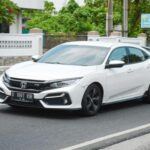 El Honda Civic es un compacto que ha ganado popularidad mundial por su eficiencia de combustible y fiabilidad. Este coche es muy fácil de mantener y tiene una excelente reputación por resistir los altos kilometrajes.