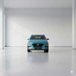 El Hyundai Kona es una opción divertida y vibrante en el mercado de los SUVs pequeños. Con un diseño único, el Kona es perfecto para quienes buscan un SUV que ofrezca tanto estilo como un rendimiento eficiente. Su precio ronda los $25,000 a $30,000, dependiendo de la versión y las opciones. El Kona destaca por su experiencia de conducción divertida y ágil, además de su interior lleno de tecnología, con pantallas grandes y numerosas asistencias al conductor. Es ideal para quienes buscan un SUV compacto con una apariencia llamativa y un rendimiento dinámico.