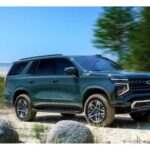 El Chevrolet Tahoe es otro de los SUV más completos para remolcar, con la capacidad de mover hasta 8,400 libras en su configuración más alta. Equipado con un motor V8 de 5.3 litros o una opción más grande de 6.2 litros, el Tahoe es conocido por su potente torque y su capacidad para realizar viajes largos con un remolque pesado sin sacrificar comodidad. Su sistema de suspensión adaptativa Magnetic Ride Control se ajusta en tiempo real, garantizando estabilidad y control durante el remolque. Además, el interior está diseñado para la comodidad, con materiales de alta calidad y un sistema de infotainment fácil de usar, haciendo que este SUV sea ideal para aquellos que necesitan una mezcla de potencia y confort.