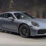 Porsche sigue siendo un referente en el mundo de los autos de lujo y rendimiento, pero en 2025, algunos de sus cambios han causado malestar entre los conductores más puristas. La marca ha adoptado tableros digitales en lugar de los tradicionales indicadores analógicos, lo que ha desilusionado a los fanáticos de la marca. Muchos conductores prefieren la experiencia clásica de los medidores analógicos, que brindan una sensación de conexión directa con el vehículo. La introducción de estos clusters digitales se ha interpretado como un intento de reducir costos, algo que no ha sido bien recibido por algunos clientes que consideran que Porsche está perdiendo parte de su esencia.