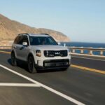 El Kia Telluride 2025 continúa siendo uno de los SUV más seguros y populares del mercado. Con una calificación de seguridad perfecta de la NHTSA, el Telluride ofrece una combinación de lujo, practicidad y seguridad. Equipado con un motor V6 de 3.8 litros que genera 291 caballos de fuerza, el Telluride es ideal para viajes largos y aventuras familiares. Su tracción total opcional y su excelente capacidad de remolque lo hacen perfecto para quienes necesitan un SUV versátil sin comprometer la seguridad. Además, su tecnología avanzada y sus sistemas de asistencia al conductor lo convierten en una opción destacada.