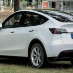 Tesla ha sido pionera en la automoción eléctrica, pero a pesar de la mejora en algunos aspectos, sigue siendo una marca con la que los mecánicos prefieren no tratar. Los problemas con la electrónica, la calidad de construcción y los acabados interiores son comunes. Además, muchas reparaciones solo pueden realizarse en los servicios autorizados de Tesla, lo que puede llevar meses de espera. Los fallos impulsados por software pueden deshabilitar vehículos completos, y los costes de reparación son altos debido al uso de piezas exclusivas. Aunque ha mejorado su clasificación en fiabilidad, muchos mecánicos siguen advirtiendo sobre los dolores de cabeza que Tesla puede generar a sus propietarios.