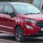 Aunque el Ford EcoSport es un SUV pequeño con una posición de conducción elevada, no cumple con las expectativas en términos de comodidad. Los asientos delanteros son rígidos, con un soporte mínimo para los muslos y un acolchado firme que no favorece la comodidad en viajes largos. A pesar de su posición elevada, las quejas sobre la fatiga en viajes prolongados son comunes tanto en los comentarios de los propietarios como en las reseñas de los expertos. Este modelo es adecuado para distancias cortas, pero no se recomienda para quienes planean realizar viajes largos con frecuencia.