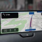 La conectividad con dispositivos móviles a través de plataformas como Apple CarPlay ha sido una característica esencial para muchos conductores, pero en 2026, esta tendencia podría estar en retroceso. GM, por ejemplo, ha decidido abandonar CarPlay en favor de un sistema nativo basado en Android. Otros fabricantes, como BMW y Volvo, también están empezando a prescindir de CarPlay en algunos de sus modelos. Esto puede estar relacionado con la recolección de datos y con el deseo de los fabricantes de controlar la experiencia del software. La desaparición de CarPlay podría limitar la flexibilidad y personalización que los conductores esperan de sus vehículos, lo que genera dudas sobre la dirección que está tomando la industria en términos de integración de tecnología.